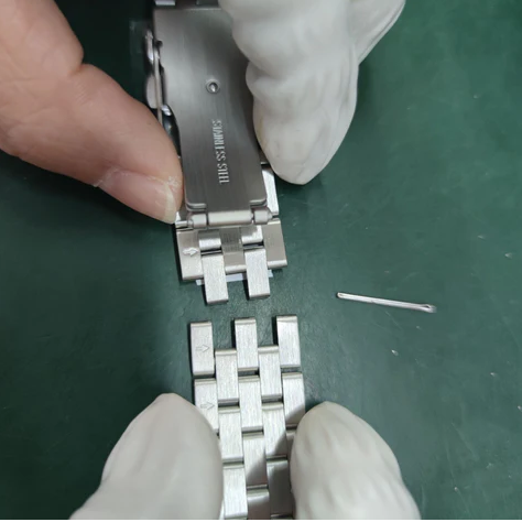 How to adjust length of the watch steel strap？